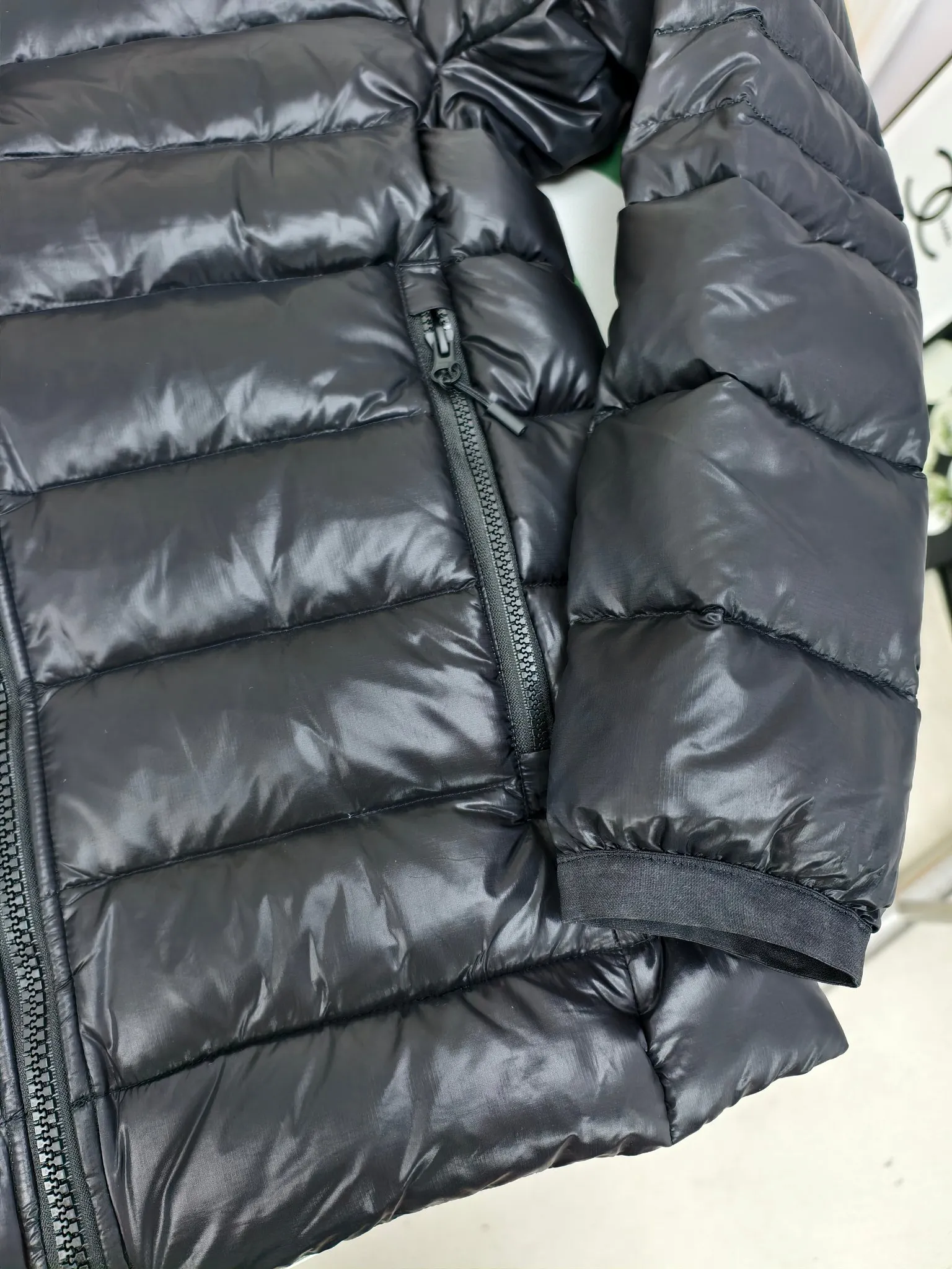 P880 2228M model (high version) Canada goose Crofton down jacket, this is a down jacket suitable for late autumn and early winter: on cold and rainy mornings, it can be used as a layer of warmth inside the rainproof jacket, and can be worn alone in the late autumn and early winter with a little bit of coolness. Filled with white duck down. The Crofton Jacket is a versatile, lightweight and versatile piece that even packs itself in for easy transport. The inner layer has removable elastic straps, making the jacket easy to carry on the shoulder and hands-free. 2 zippered hand pockets with fleece fabric on the knuckle side for softness and warmth. Color: black with black label, black with red label, ocean blue, superoxide blue, silver birch red label, silver birch black label Size: XS-2XL